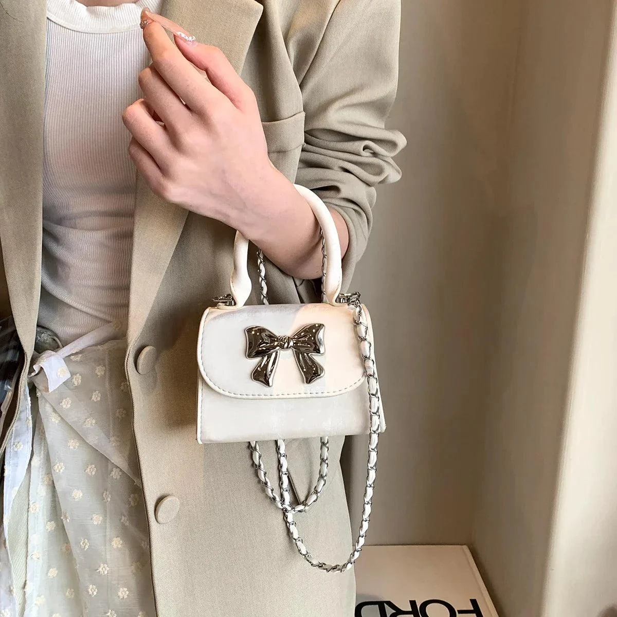 Bow Design Crossbody PU Leather Chain Handbags - Glova