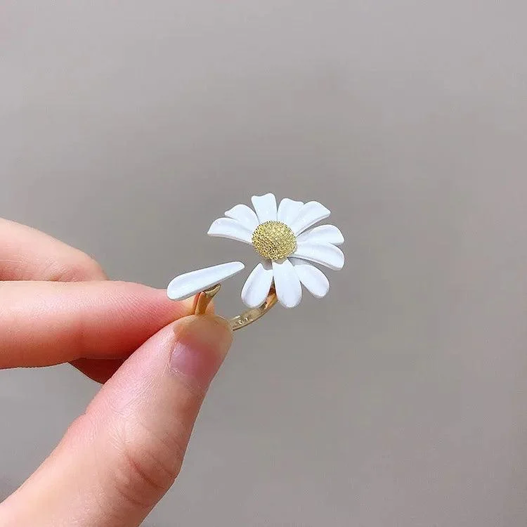 Delicate 3D Daisy Flower Ring - Glova