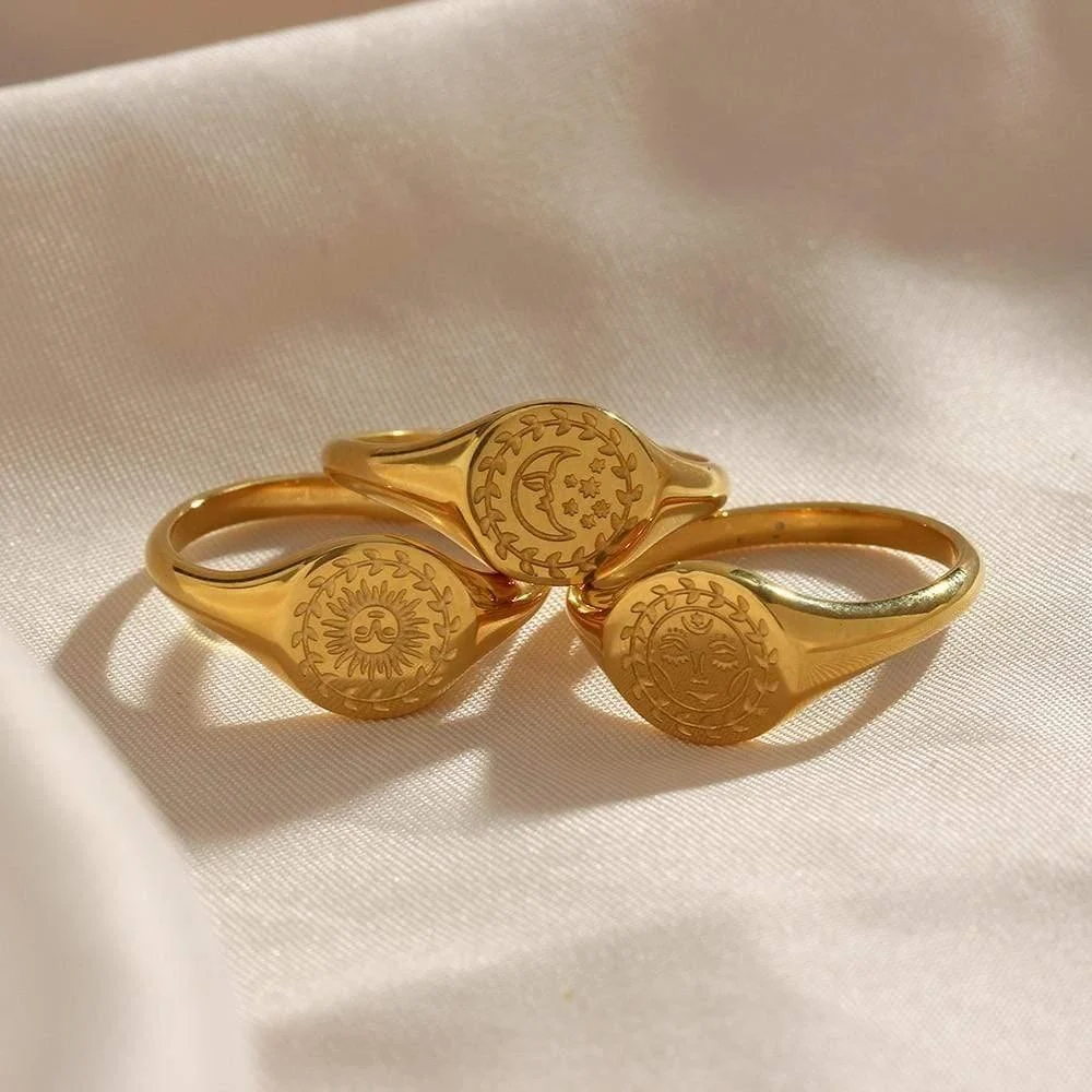 Love By The Moon Signet Ring - Glova