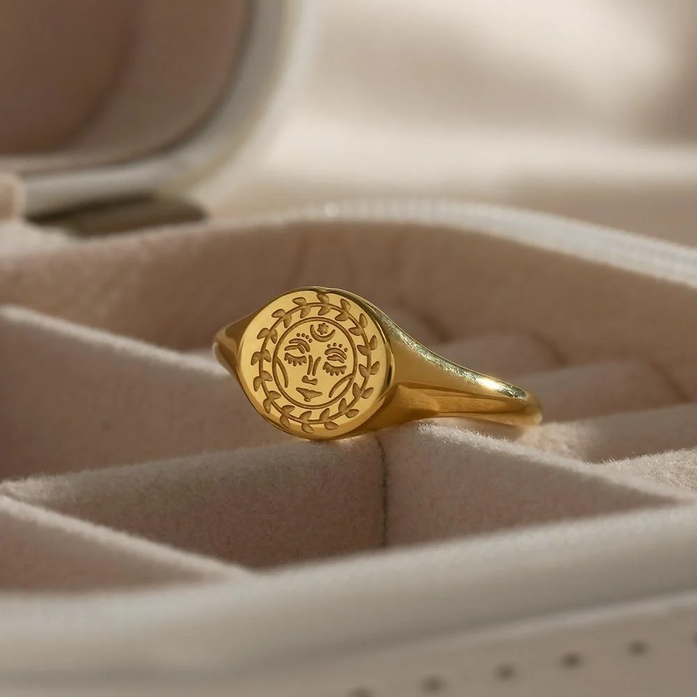 Love By The Moon Signet Ring - Glova