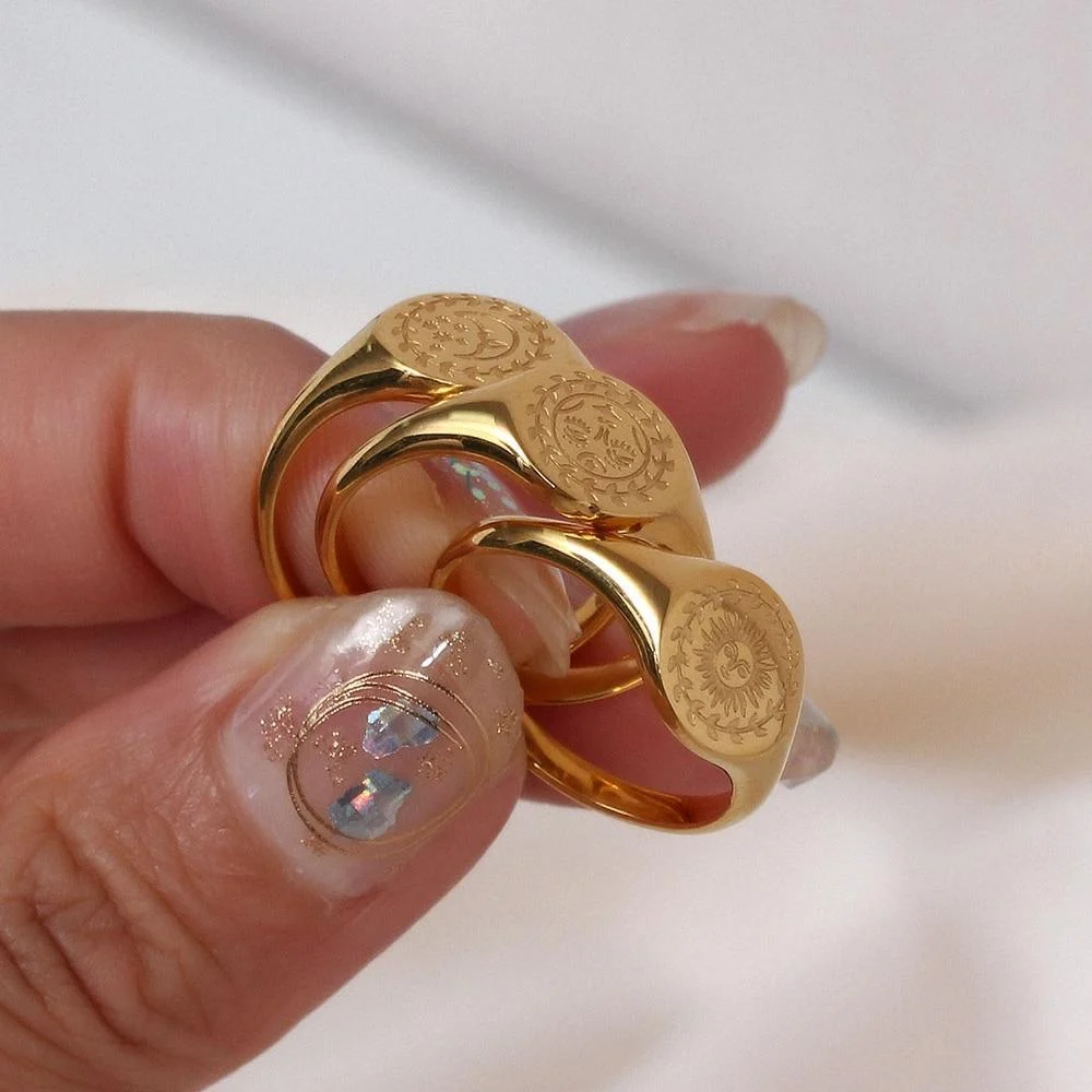 Love By The Moon Signet Ring - Glova