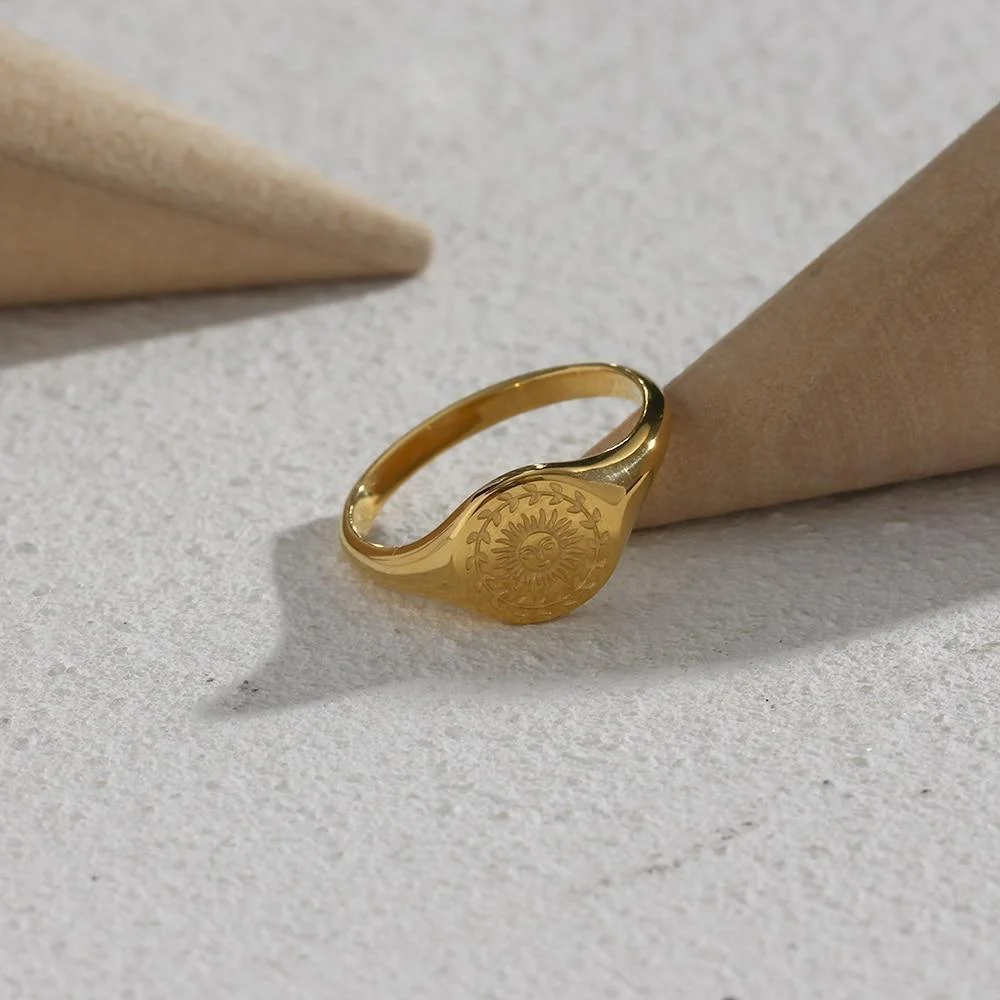 Love By The Moon Signet Ring - Glova