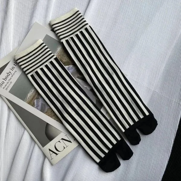 Striped Split Toes Ankle Socks - Glova